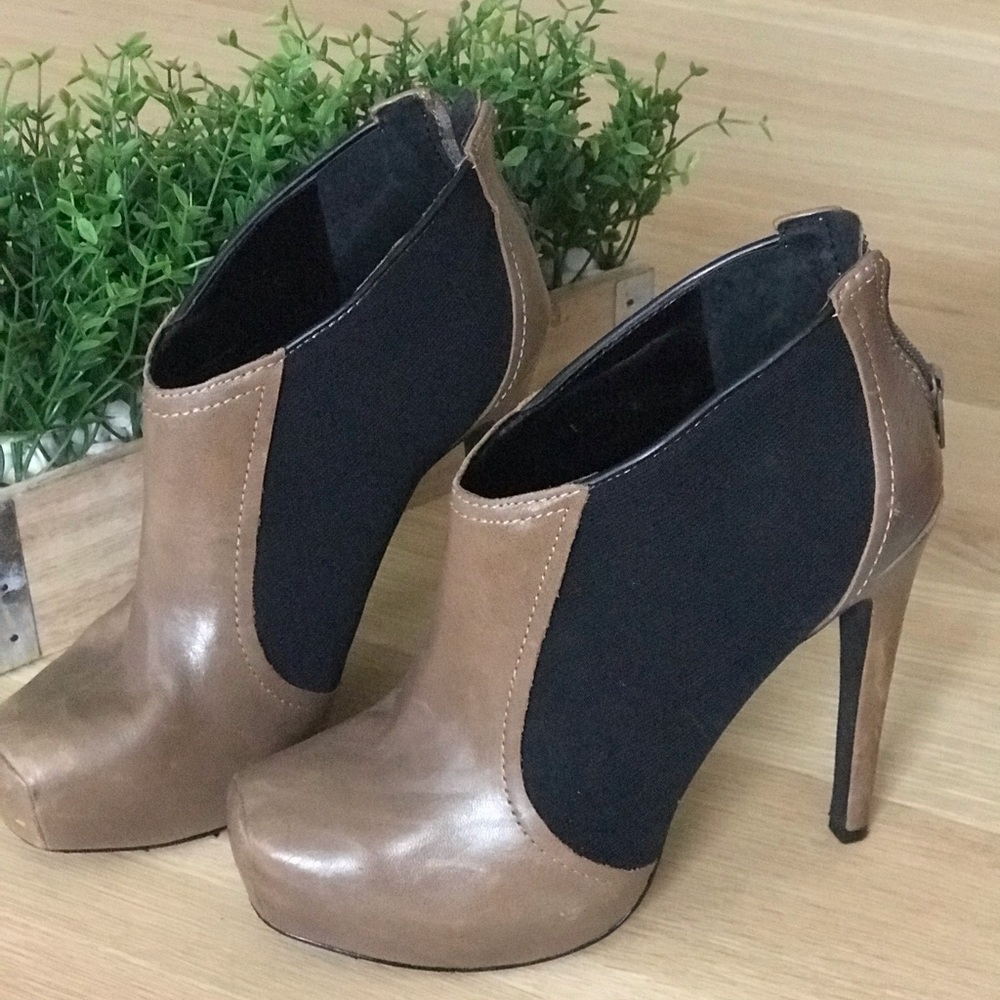 Jessica Simpson color block heeled bootie. Size 8